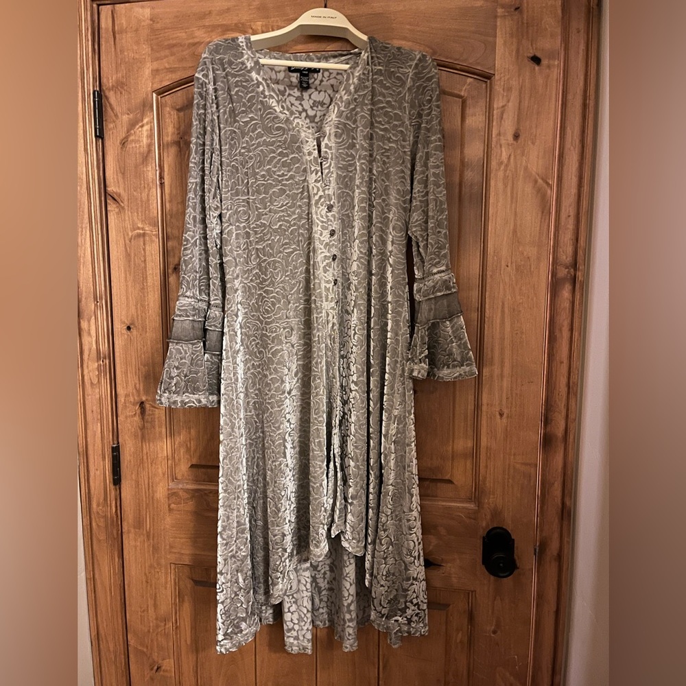 Grey burned velvet duster. Purchased from Su dance catalog. Size L. NWOT